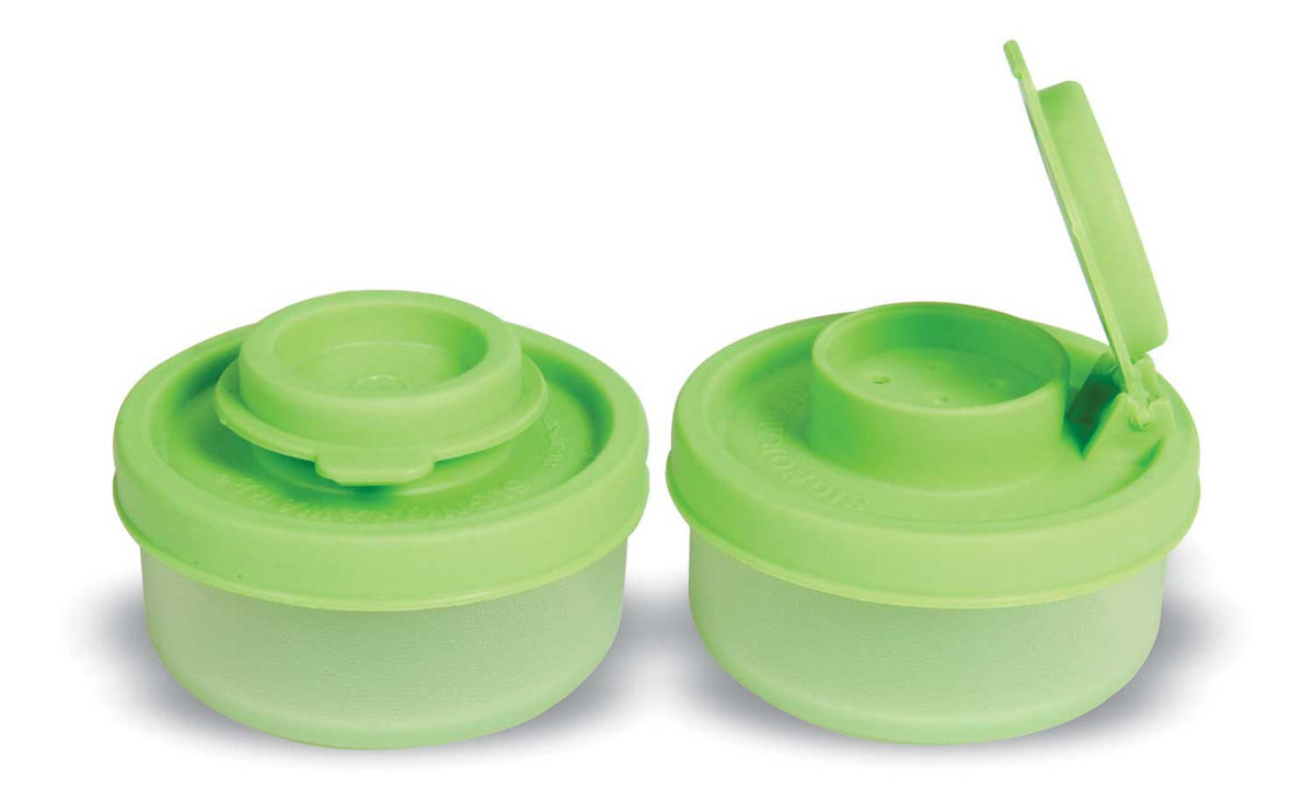 Spice Shaker Small, Set of 2, Moisture Proof Salt Shaker to go Camping Picnic Outdoors Kitchen Lunch Boxes Travel Spice Set with Colourful Covers Lids Plastic Airtight Spice Jar Dispenser
